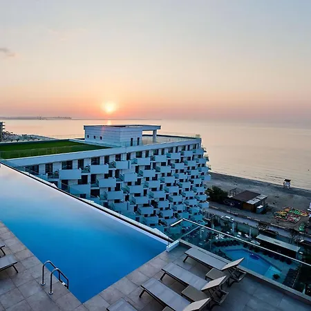 Dream Luxury In Infinity Pool